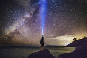Silhouette contemplant un ciel étoilé immense — reconnexion à soi