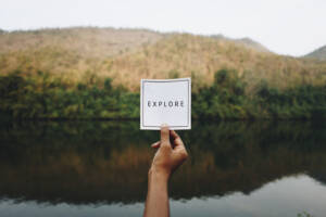 Mains tenant le mot Explore en pleine nature